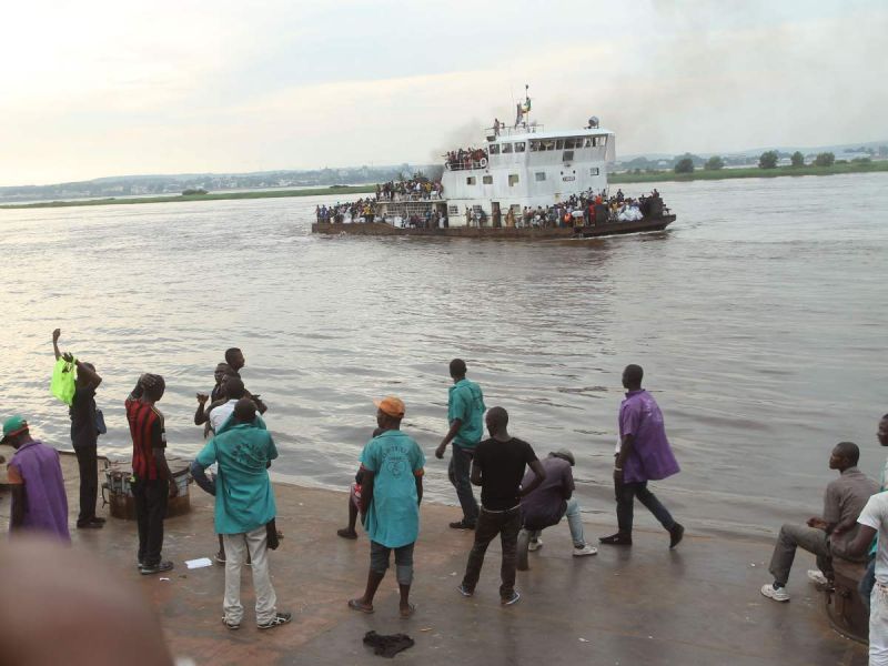 Embarcación naufraga en río Congo y deja cientos de desaparecidos