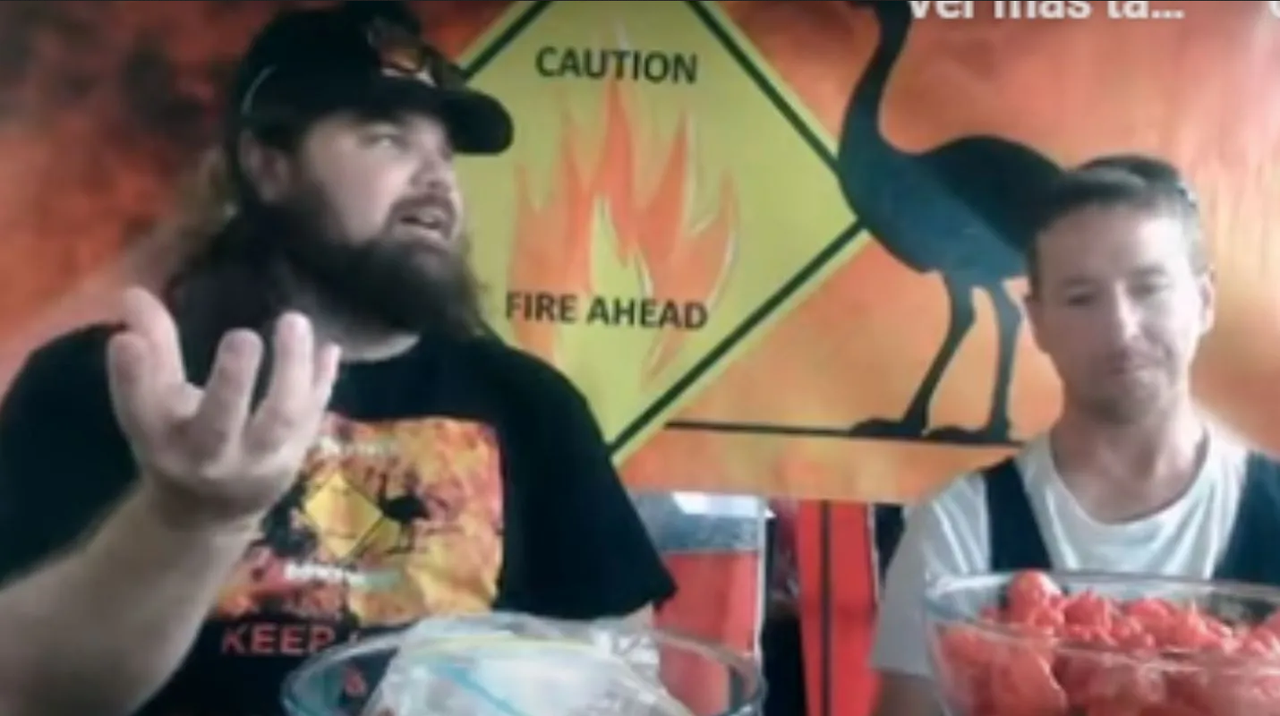 Hombre come 160 de los pimientos más picantes en el mundo