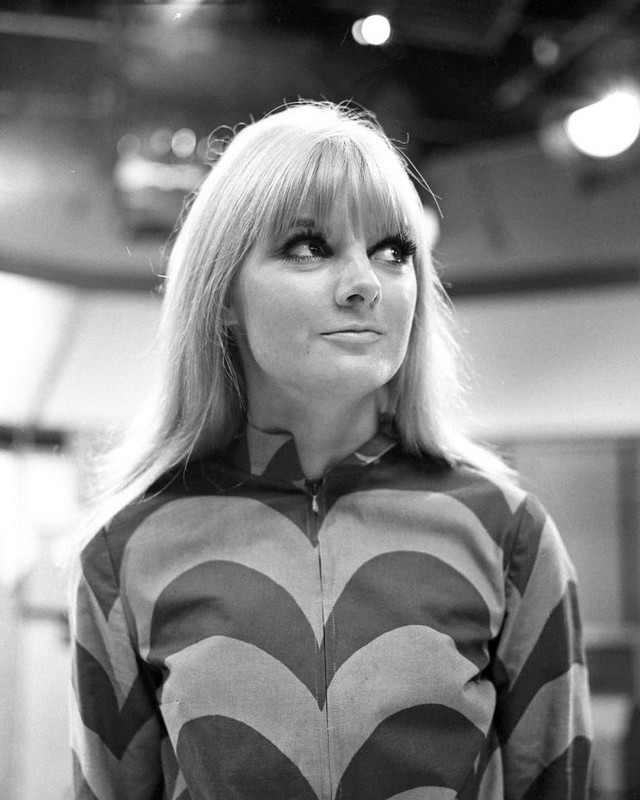 Anneke Wills a09