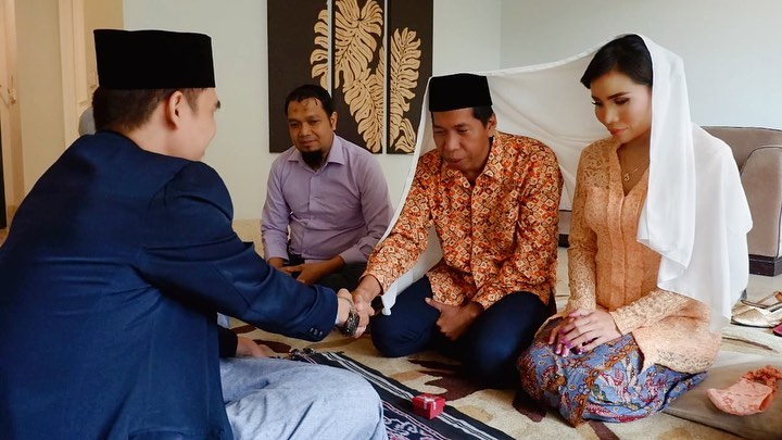 Komedian Kiwil nampak menjabat tangan ustaz yang akan menikahkannya dengan Eva Bellisima (Instagram/Eva Bellisima)