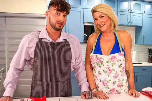GilfAF – Pretty Petunia – Baking Cookies and Investing In GILF Pussy with Pretty Petunia