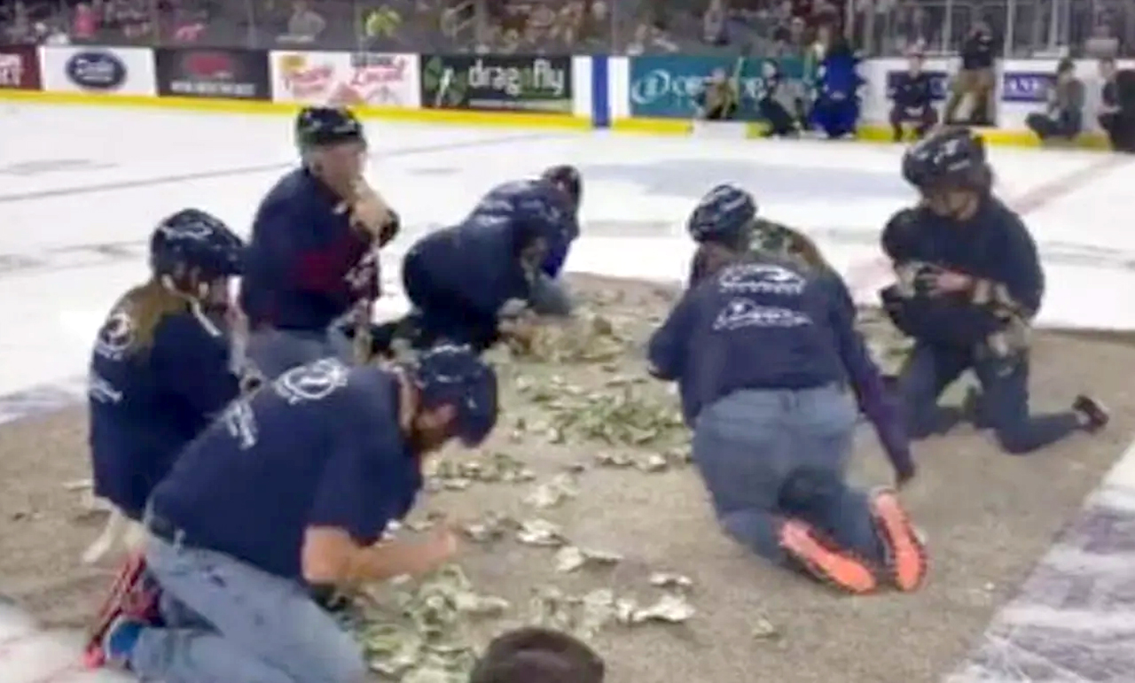 Obligan a maestros a revolcarse para conseguir dinero en un concurso