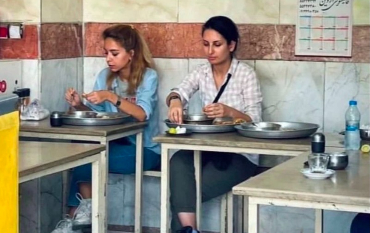Arrestan a mujer en Irán por comer sin velo; protestaba por muerte de Mahsa Amini