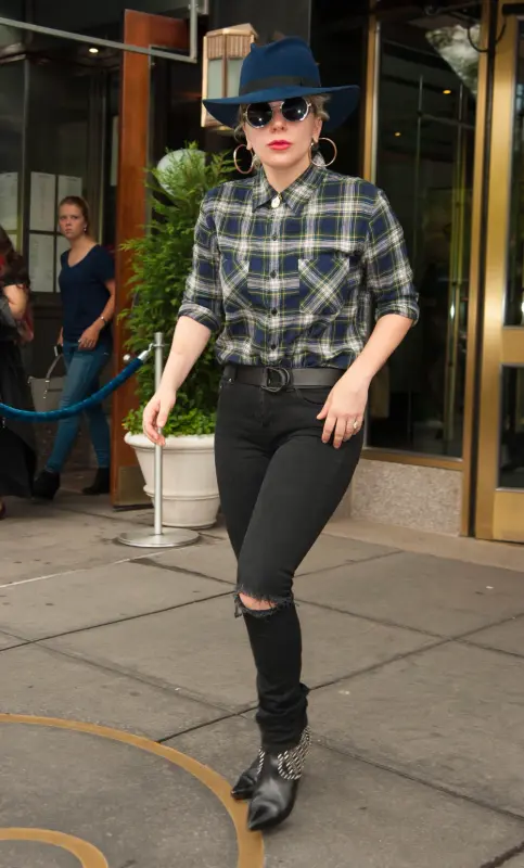 5-8-16-Leaving-her-apartment-in-NYC-001.