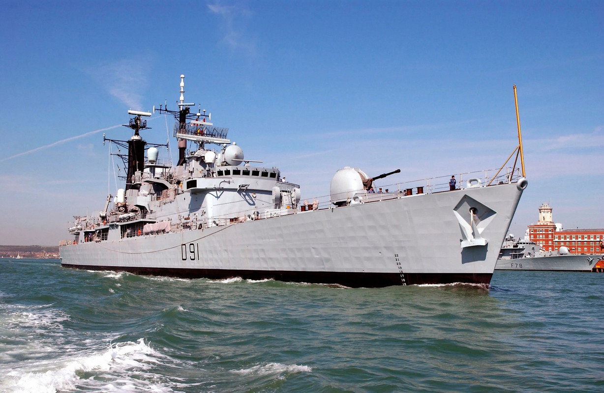 HMS Nottingham (D91)-5