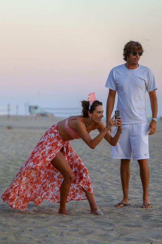 Alessandra-Ambrosio-UPSKIRTSTARS.COM-1024x1536 (12)