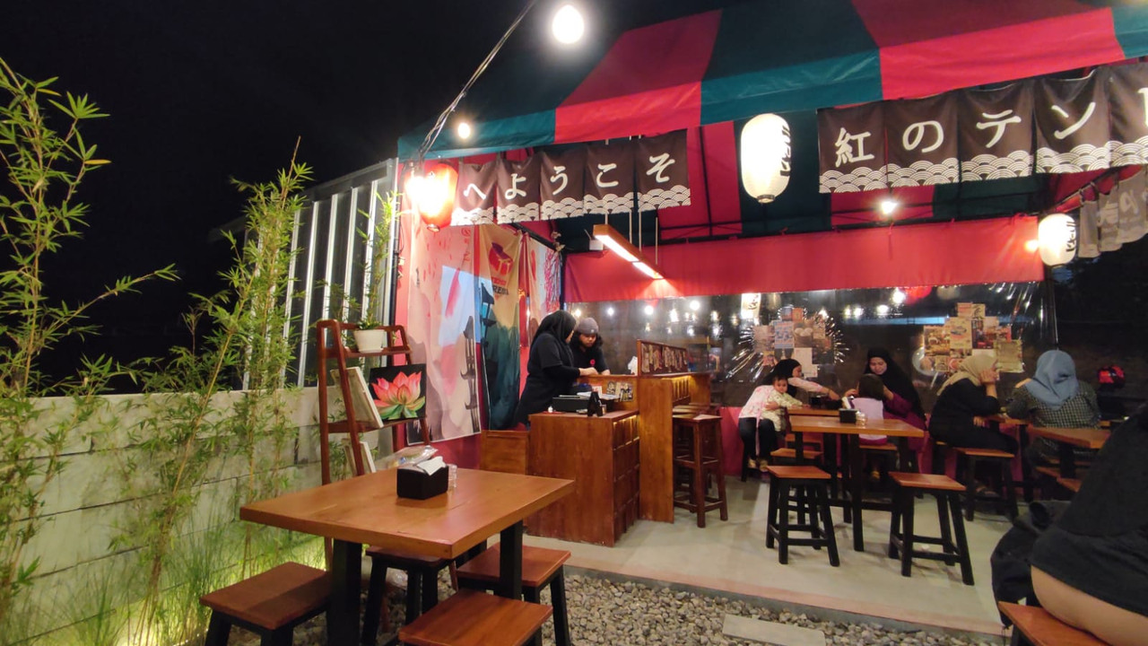Sejumlah pelanggan sedang menikmat makan malam enak di Tenda Kurenai, spot nongkrong dekat kampus UMS yang tawarkan nuansa Jepang ala kaki lima.