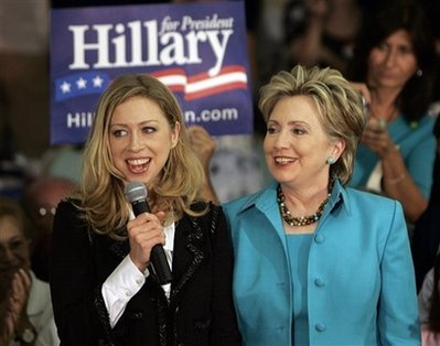 Foto van Hillary Clinton  & haar Dochter  Chelsea Clinton