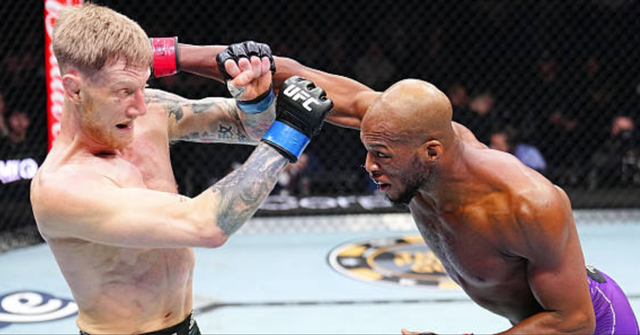 Майкъл Пейдж реагира на слуховете, че Дейна Уайт напуснал залата по време на двубоя му