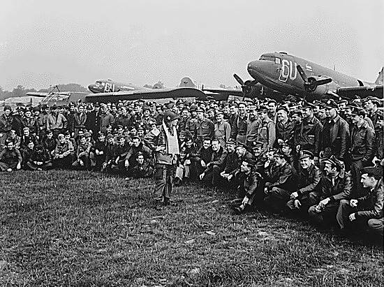 El General de brigada McAuliffe dando las últimas instrucciones a los miembros de la 101ª División aerotransportada y a los pilotos de planeadores el día anterior al desembarco de Normandía