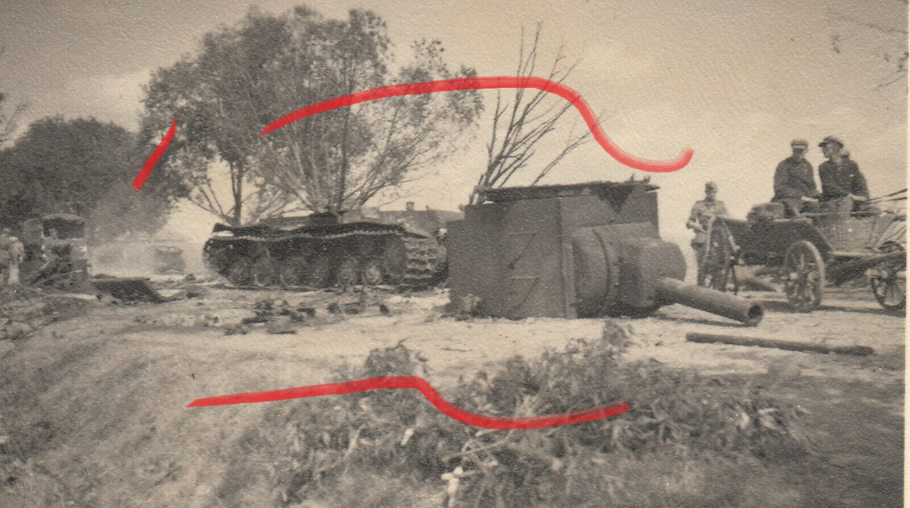 Foto WH Soldat Frontkämpfer Beute Panzer Tank 52to Ostfront Rußland