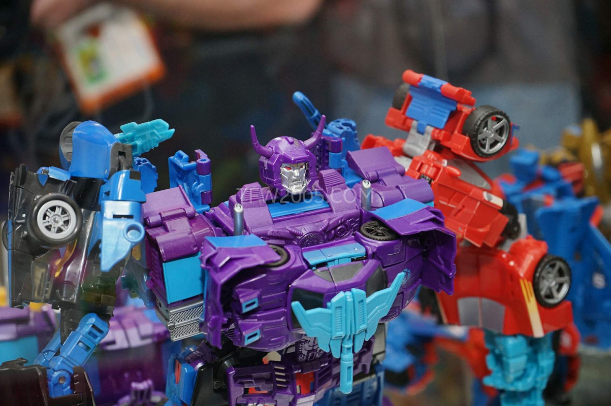 SDCC2015-Hasbro-Case-Transformers-Combiner-Wars-