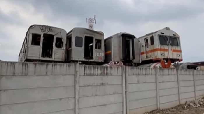 Stasiun Purwakarta dinilai cukup unik lantaran memiliki area yang menjadi tempat peristirahatan terakhir kereta yang sudah pensiun berdinas. 