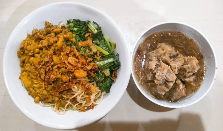 Bakso Bunderan Ciomas, tempat makan siang enak di Bogor yang dekat tempat wisata dan tempat sewa motor.
