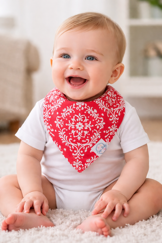 Bebé feliz con babero Chipi Baby