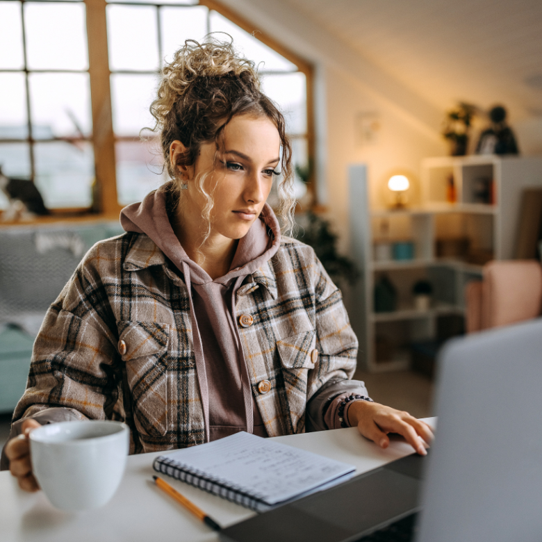 Hero nuotrauka — žmogus dirbantis prie kompiuterio