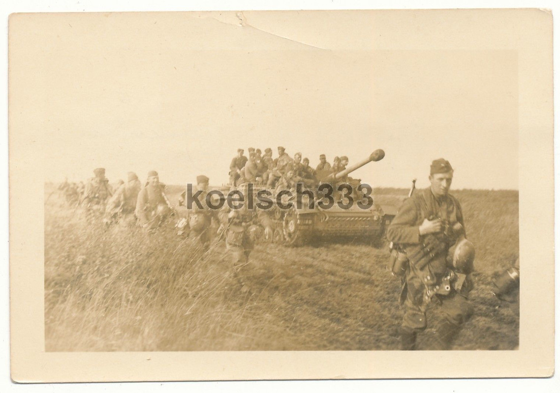 Foto Grenadiere der Luftwaffe auf Sturmgeschütz 