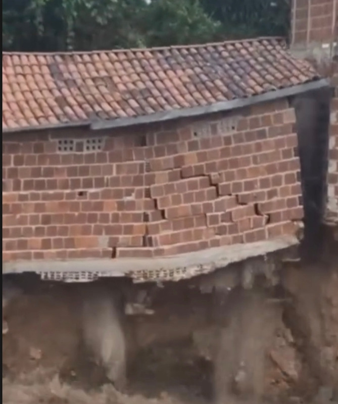 Área atingida pela erosão às margens do rio em Macaparana