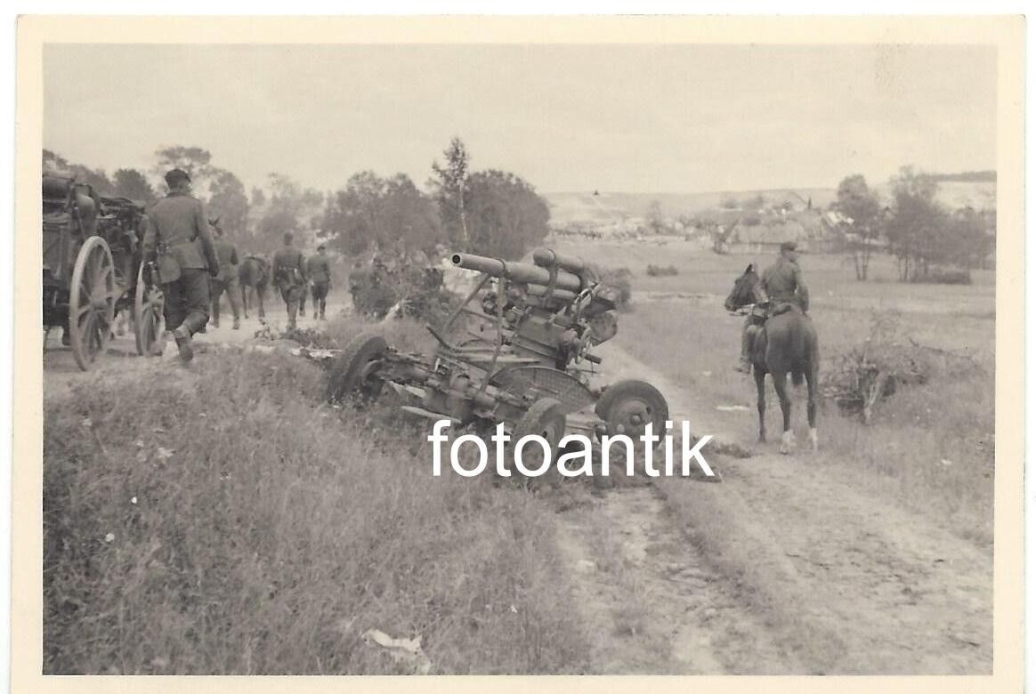 Foto 2 WK Ostfront russisches Geschütz Beute an Vormarsch Straße Soldaten