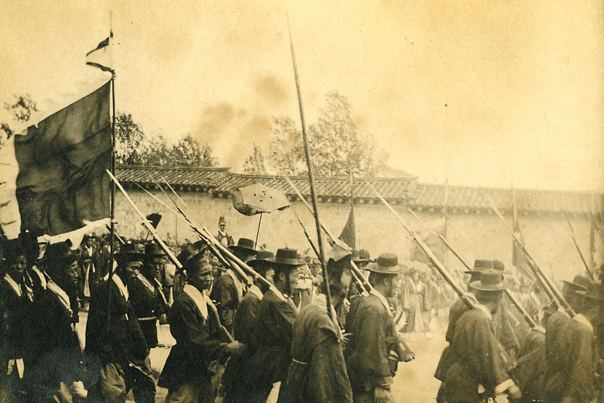 선글라스를_착용한_고종의_어가행렬