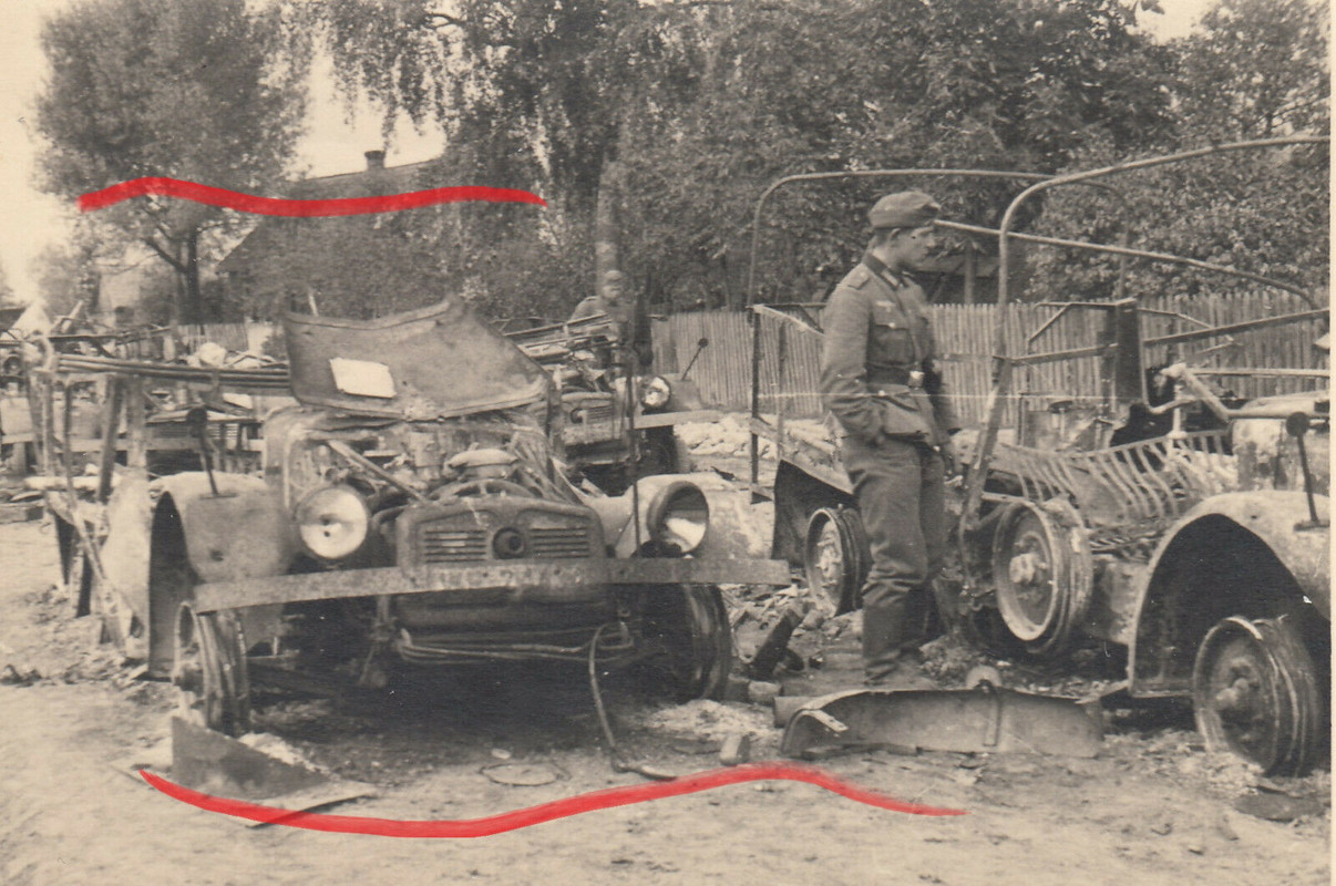 Foto WH Soldaten 1939 zerst. Kolonne Polen Łomna b. Modlin PKW E