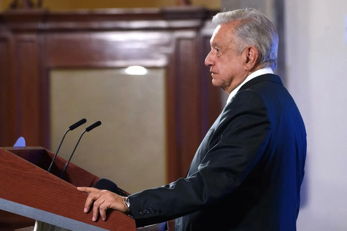 AMLO lee un pasaje de su libro, donde acusa a Calderón de entregar a EUA el control de la Marina