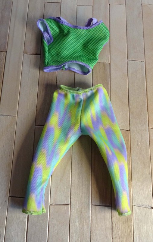 Originaloutfit der Made to Move brünetten Barbie von 2021