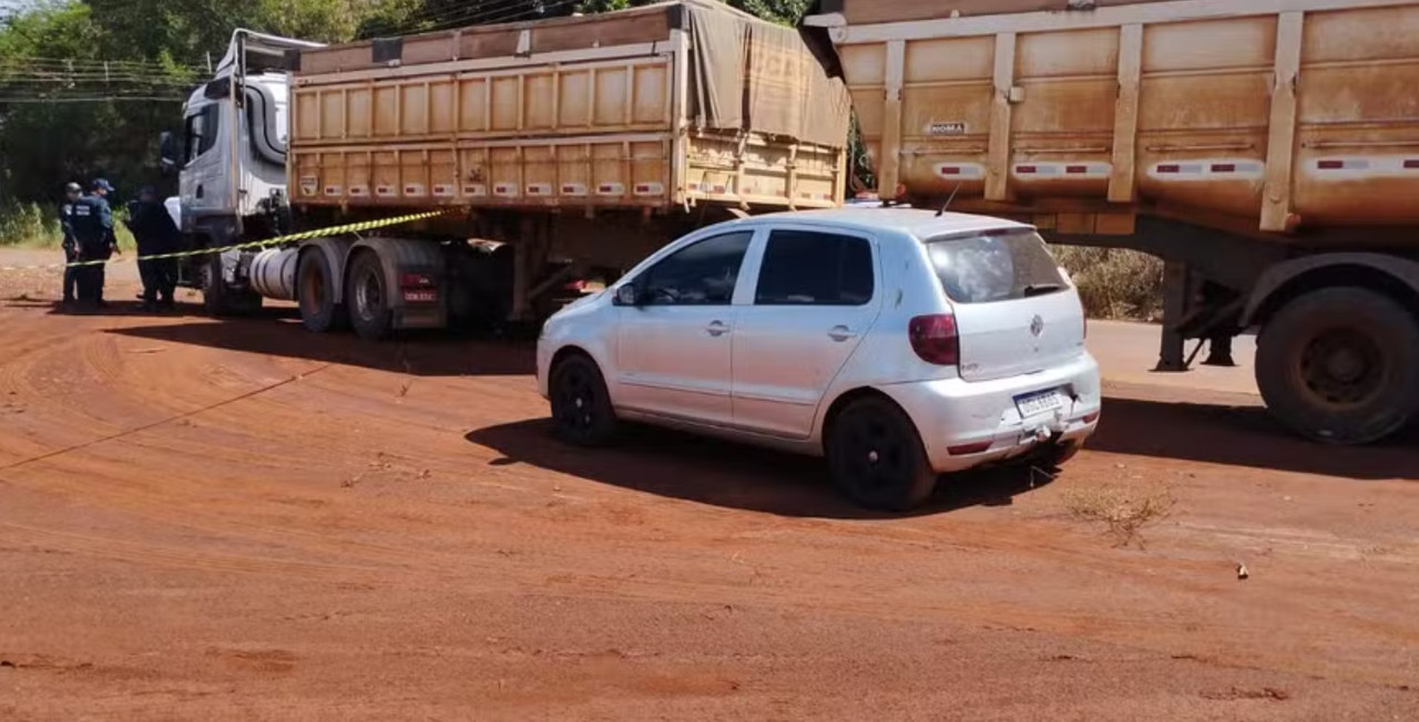 Veículo dos suspeitos foi encontrado abandonado em Dourados — Foto: Leandro Hoslbach