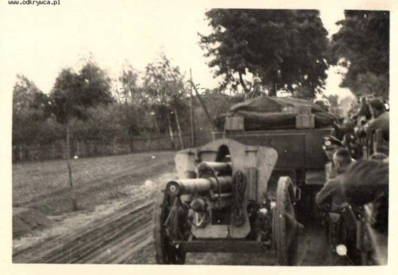 Un obús leFH 18 remolcado por un Sd Kfz 6 durante los combates en alrededores de Bochnia Un obús leFH 18 remolcado por un Sd Kfz 6 durante los combates en alrededores de Bochnia