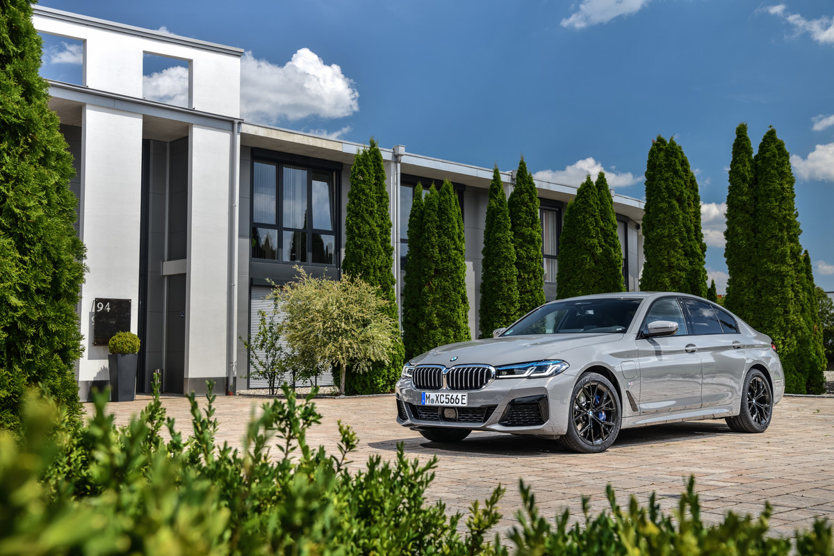 P90395445_highRes_the-new-bmw-545e-xdr