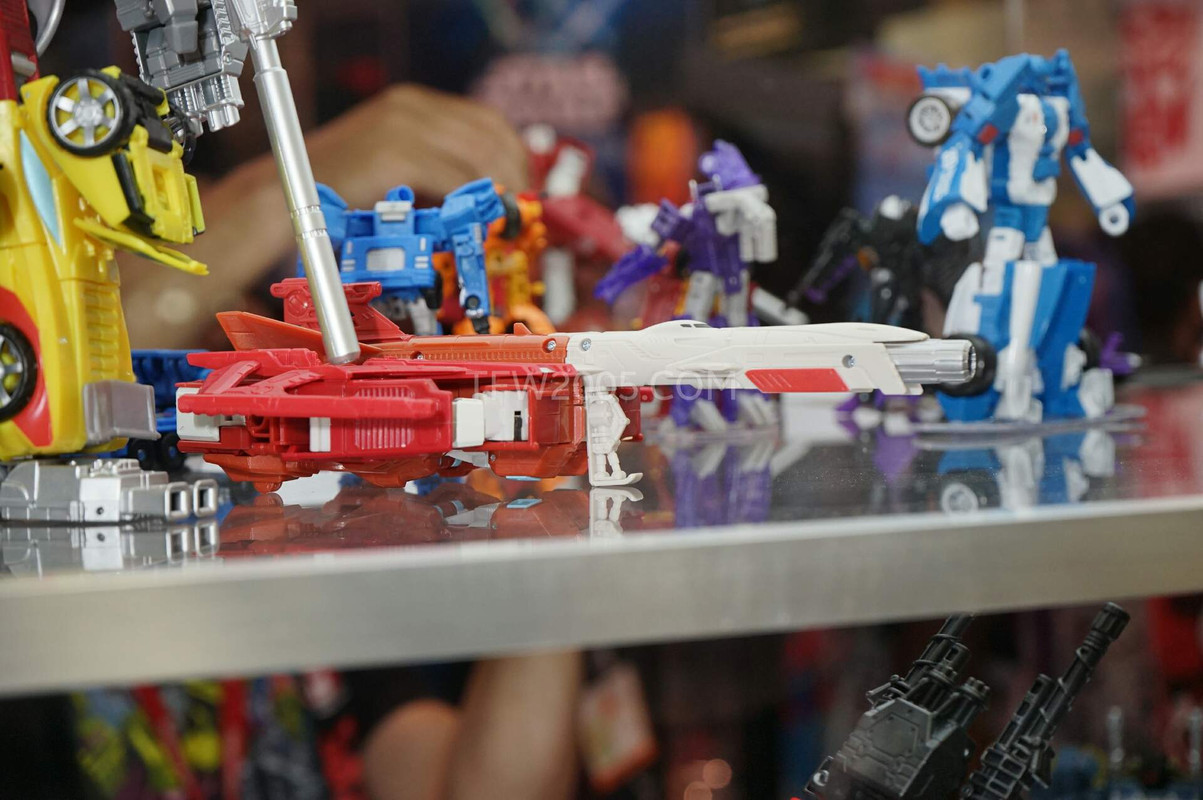 SDCC2015-Hasbro-Case-Transformers-Combiner-Wars-