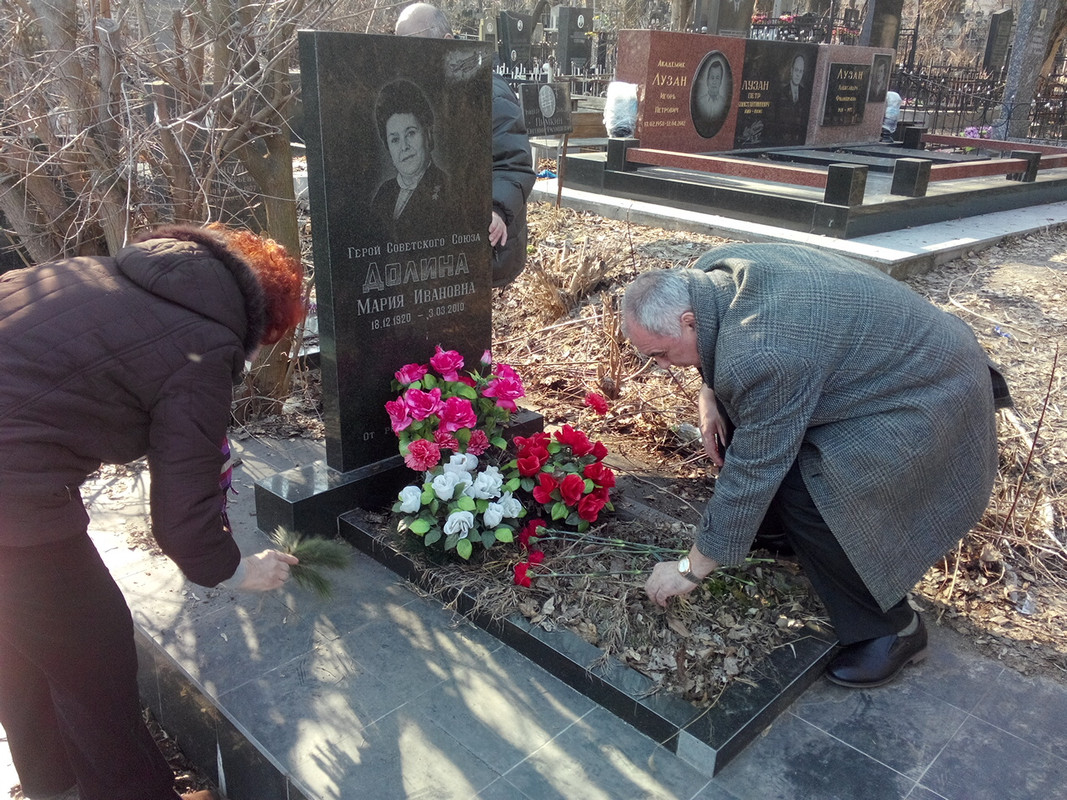 Tumba de Mariya Dolina en un cementerio de Kiev