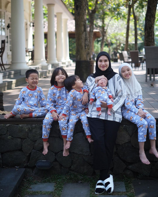 Zaskia Adya Mecca memiliki lima anak di pernikahannya dengan Hanung Bramantyo 