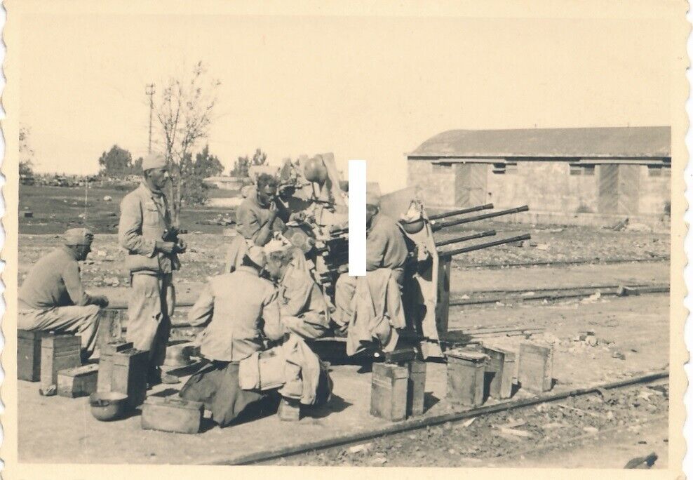 Afrika Korps deutsche Soldaten mit Vierlingsflak Geschütz Flugabwehr WK II
