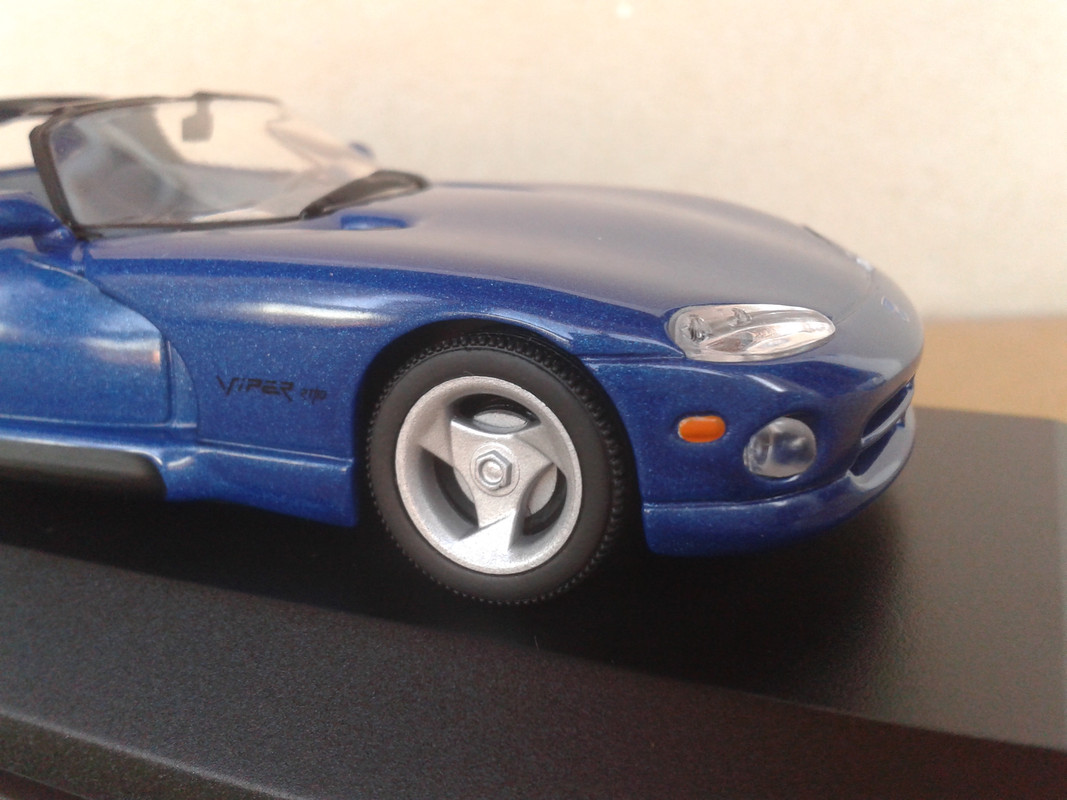 1993 Dodge Viper RT-10 (Minichamps) (9)