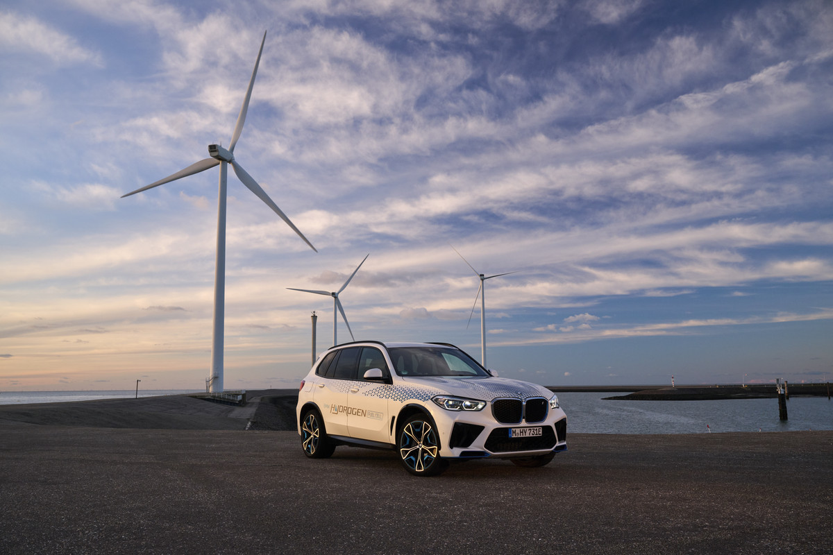 P90494398_highRes_bmw-ix5-hydrogen-on-