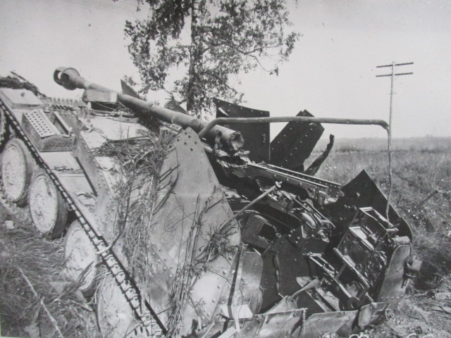 Танк противника, выведенный из строя ударом штурмовиков 4-й ВА. Июль 1944 г.