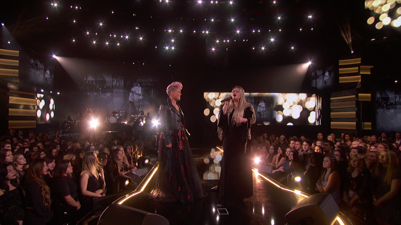 1.Pink & Kelly Clarkson - Everybody Hurts(AMAs 2017,19 nov 2017)