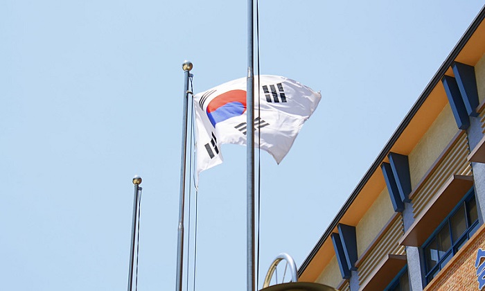 Seluruh pria di Korea Selatan diharuskan mengikuti wajib militer.
