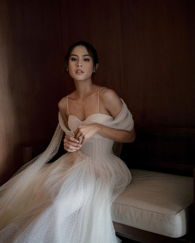 Maudy Ayunda mengenakan gaun rancangan Hian Tjen.