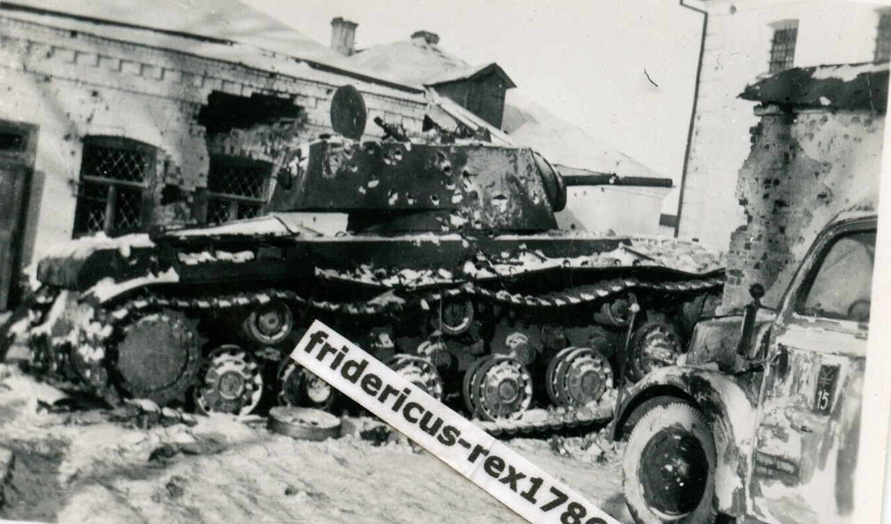 Fotos WH Ostfront KW-1 КВ-1 sowjetischer Panzer zerschossen nach Combat HKL