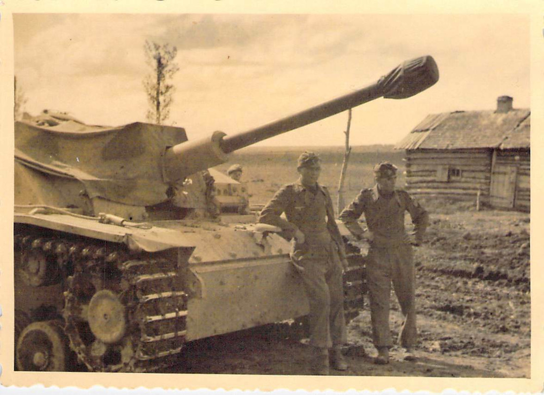 Wehrmacht Ansicht eines Strumgeschützes Langrohr mit Mannschaft