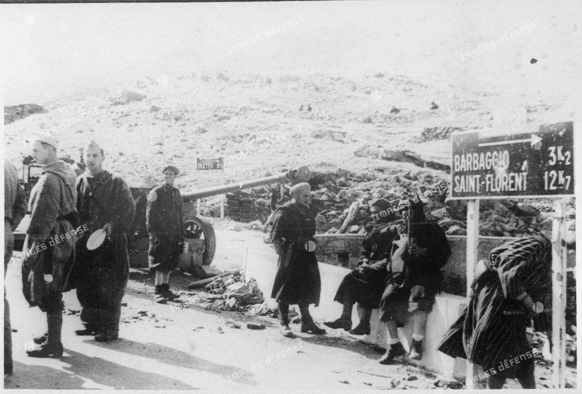 Après la prise du col de Teghime, des goumiers du 2e groupe de tabors marocains (GTM) sont rassemblé