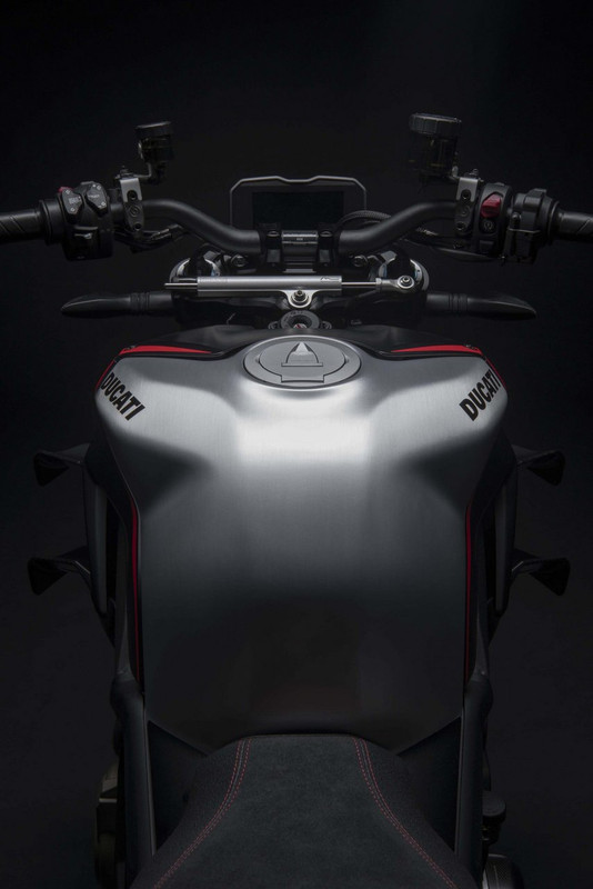 Большой фотосет  Ducati Streetfighter V4 SP 2022