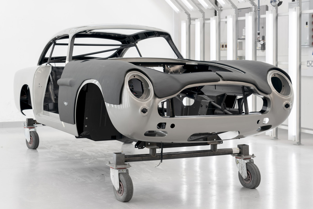 AstonMartinDB5GoldfingerContinuation_16