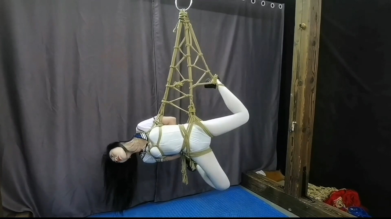 飞天原创 新模特月仙儿今天要挑战吊缚 韩玉.mp4_20241111_185343.248