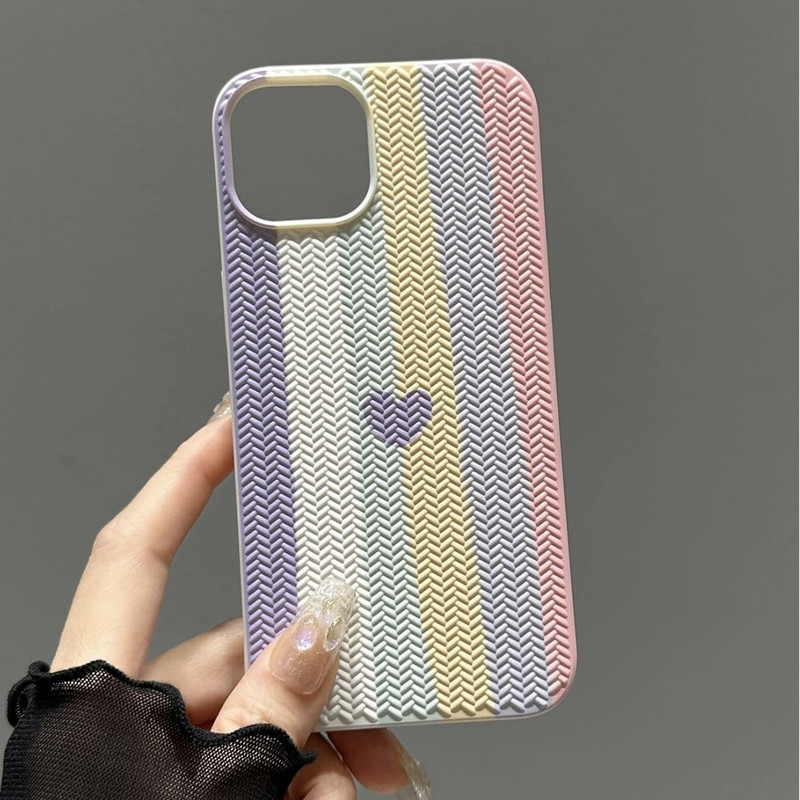 Foto de Funda con diseño de corazón multicolor y texturada.