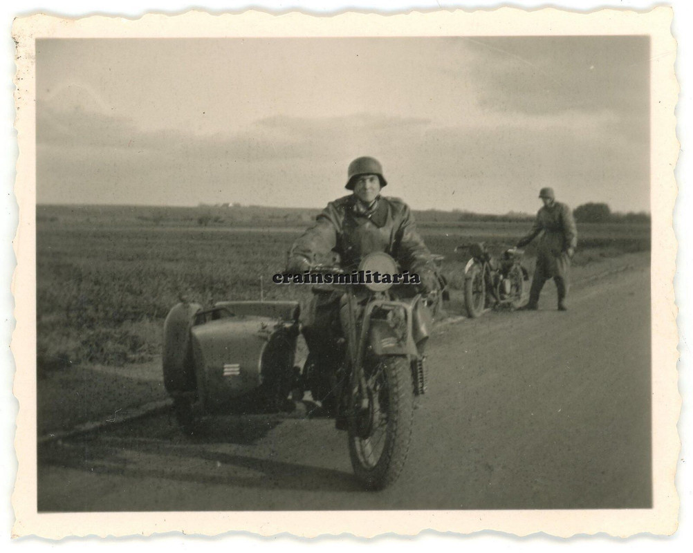Orig. Foto Kradmelder mit Motorrad Mantel in VEJLE Dänemark 1943.,