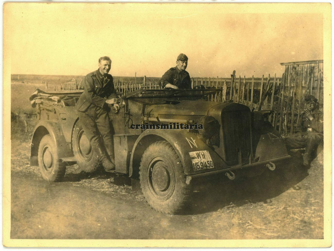 Orig. Foto Soldaten mit Kübelwagen Pkw in Russland