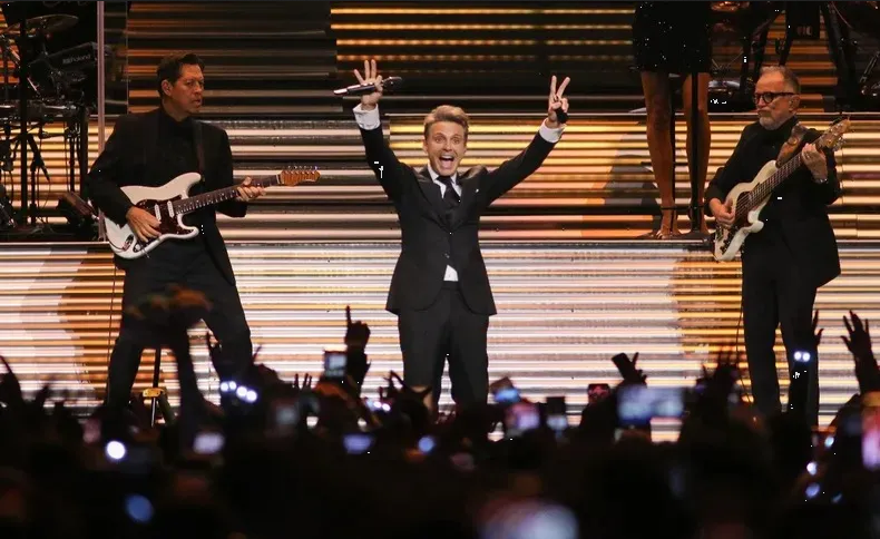 Luis Miguel enloquece a fans cantando salsa; lo comparan con Marc Anthony